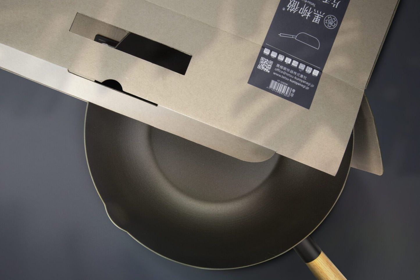 Wok avec poignée en bois et poignée auxiliaire - Compatible toutes plaques de cuisson | 33 cm | Noir et bois | TRENDYFLAIR