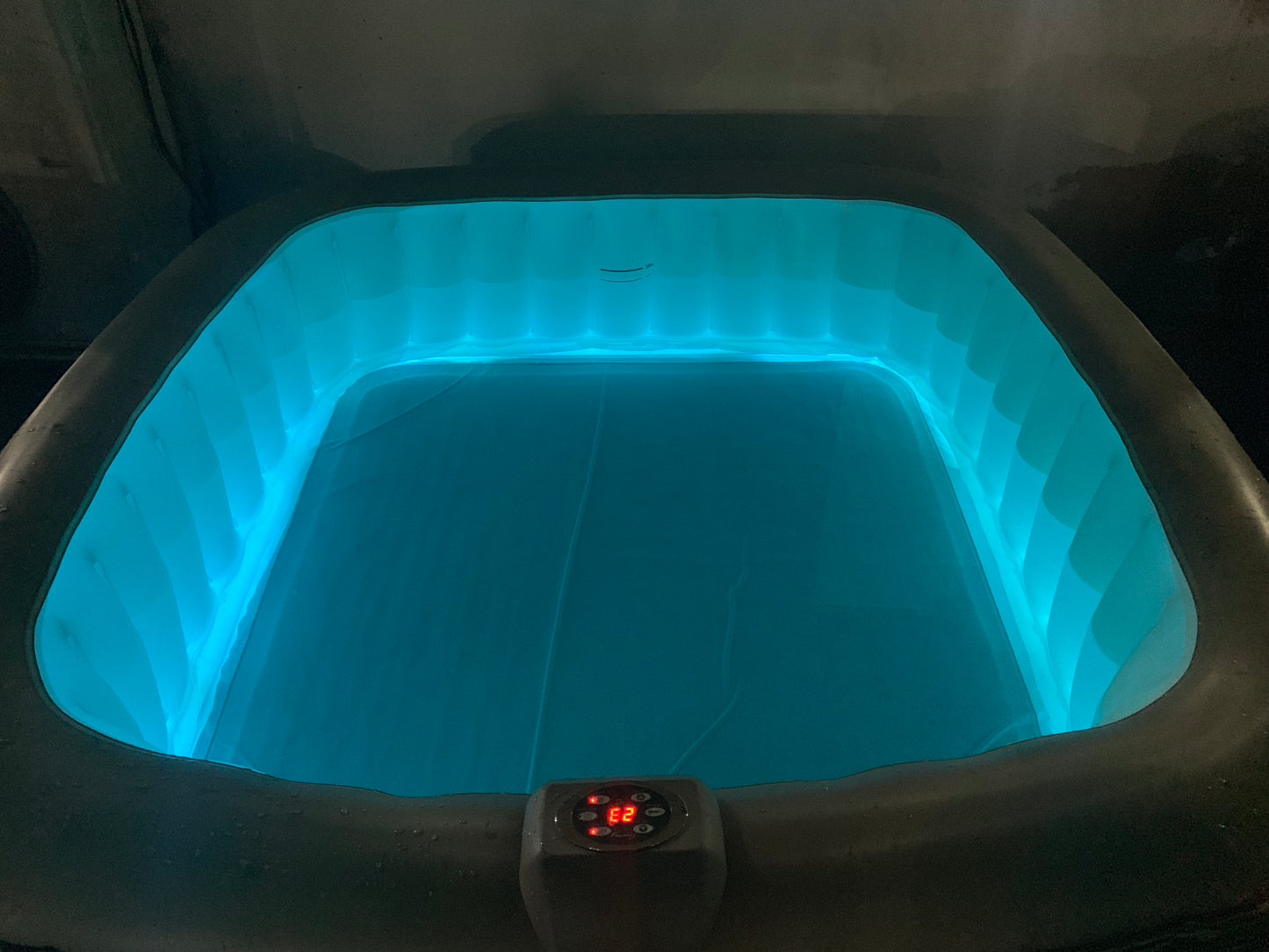 Spa gonflable 4 places carré - Bandeau LED inclus - Confortable et relaxant | 155 x 155 cm | Blanc et bleu | TRENDYFLAIR