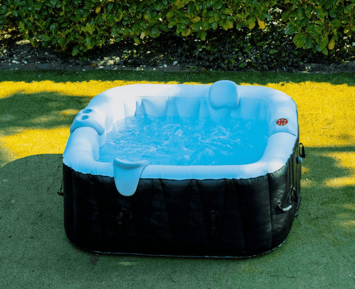 Spa Gonflable - 4 Places Carré, Filtre et Bâche Inclus | Dimensions 155 x 155 cm | Confortable et Relaxant | Idéal pour la Détente à Domicile | TRENDYFLAIR