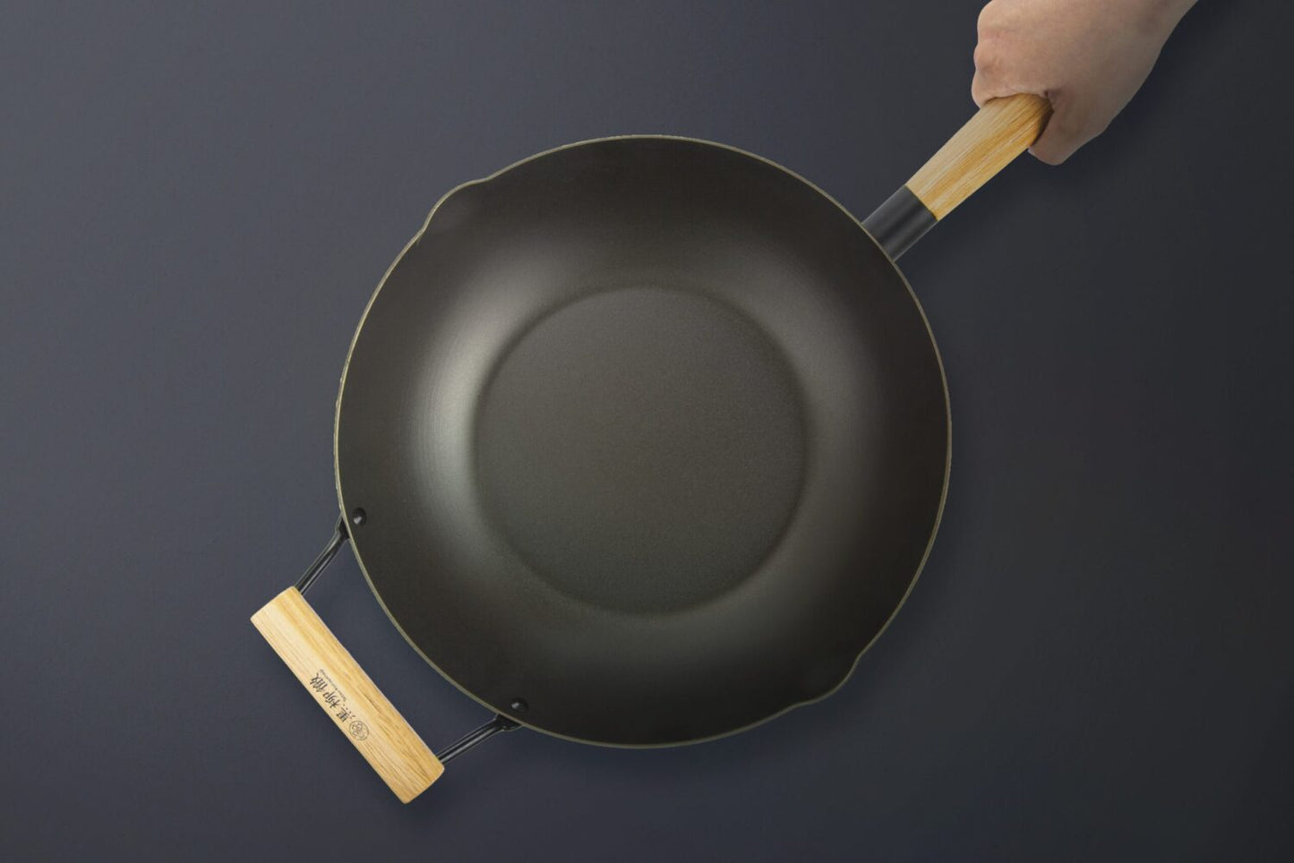 Wok avec poignée en bois et poignée auxiliaire - Compatible toutes plaques de cuisson | 28 cm | Noir et bois | TRENDYFLAIR