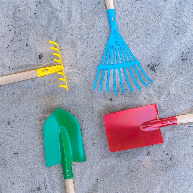 Jouet de plage - Lot de 4 outils pour enfant - Manches en bois | Parfait pour le sable et l'eau | Coloré et amusant | TRENDYFLAIR