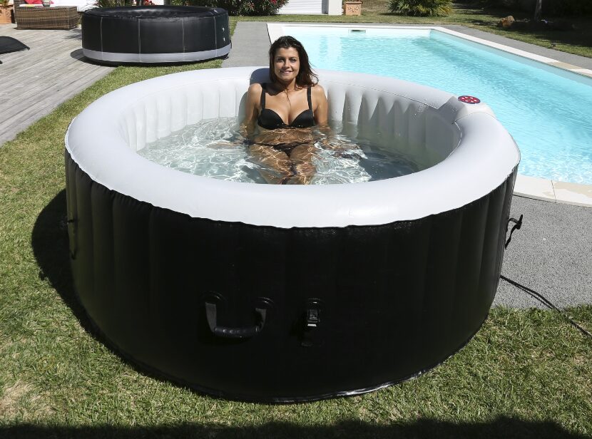Spa Gonflable - 6 Places Rond Filtre et Bâche Inclus | Diamètre 208 cm | Confortable et Relaxant | Idéal pour la Détente en Famille ou entre Amis | Facile à Installer | Résistant et Durable | TRENDYFLAIR