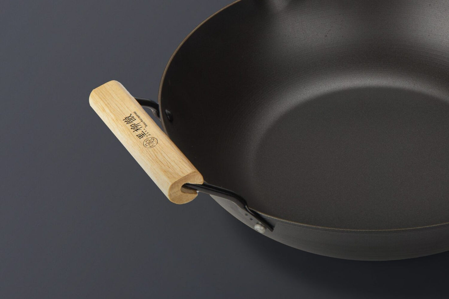Wok avec poignée en bois et poignée auxiliaire - Compatible toutes plaques de cuisson | 28 cm | Noir et bois | TRENDYFLAIR