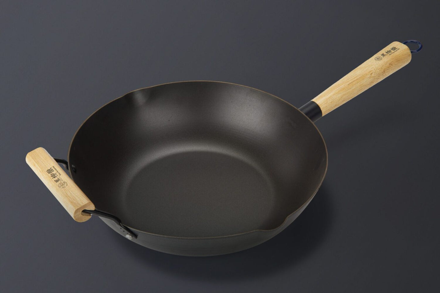 Wok avec poignée en bois et poignée auxiliaire - Compatible toutes plaques de cuisson | 28 cm | Noir et bois | TRENDYFLAIR