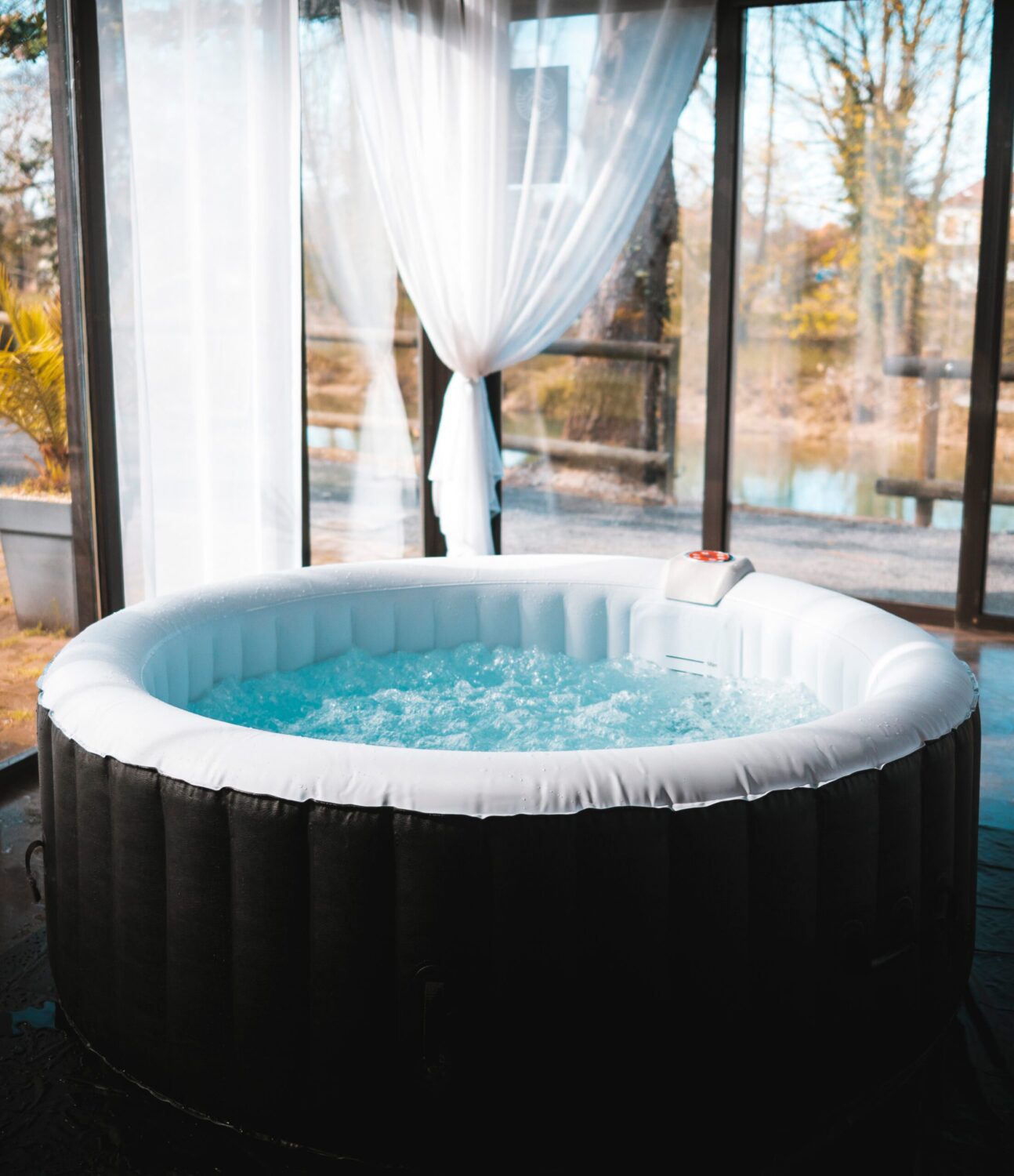 Spa Gonflable - 4 Places Rond Filtre et Bâche Inclus | Diamètre 185 cm | Confortable et Relaxant | Idéal pour la Détente à Domicile | TRENDYFLAIR