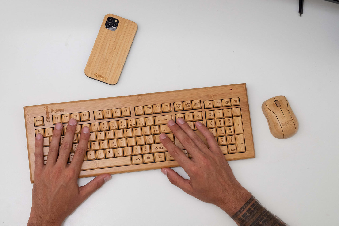 Clavier en Bois et Souris sans Fil - Alliez Style et Fonctionnalité sur votre Bureau avec ce Set Sans Fil - Parfait pour le Travail ou les Loisirs | Marron | TRENDYFLAIR