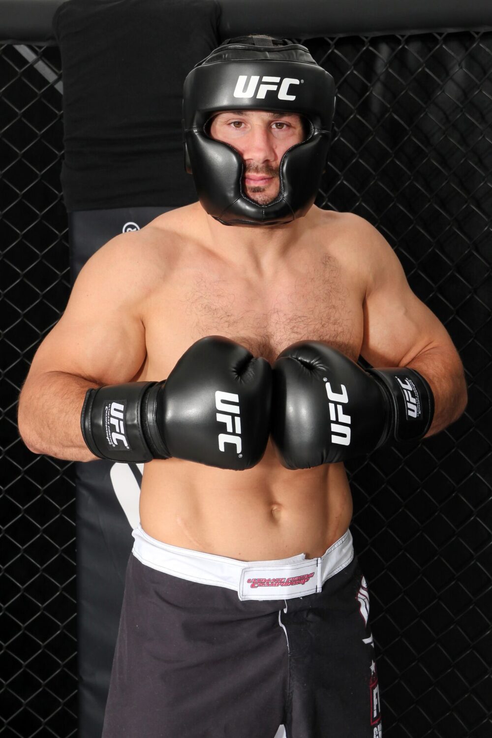 Gant de boxe - UFC - Taille : 16 oz - Résistant et durable | Conçu pour les combats intenses | Noir | TRENDYFLAIR