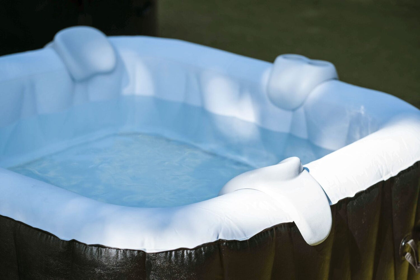 Spa Gonflable - 6 Places Carré - Filtre et Bâche Inclus | Confortable et Relaxant | 185 x 185 cm | Idéal pour la Détente en Famille ou entre Amis | Facile à Installer et à Utiliser | TRENDYFLAIR