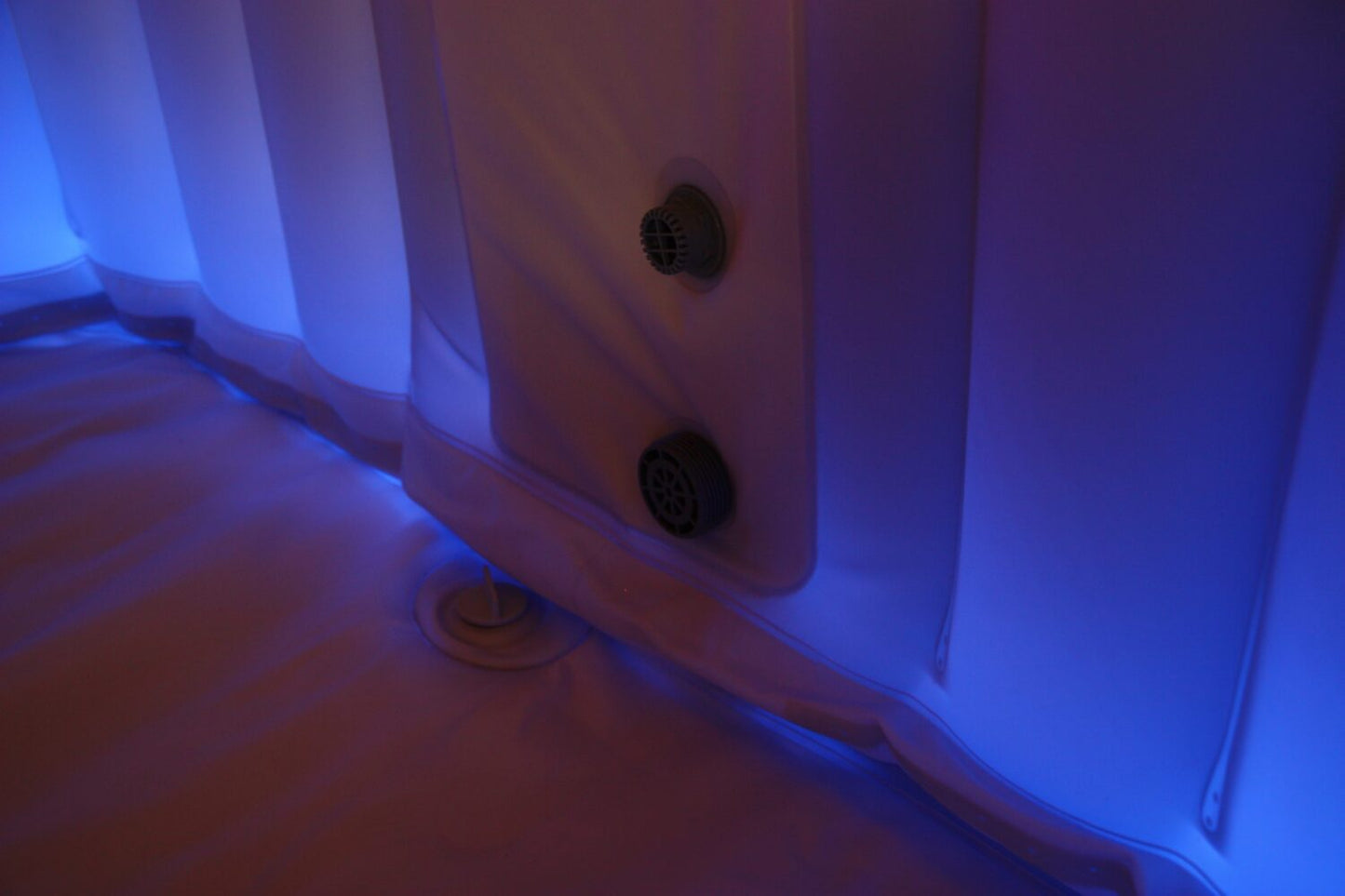 Spa gonflable 6 places carré - Bandeau LED inclus - Confortable et relaxant - Facile à installer - Idéal pour les soirées entre amis - Dimensions : 185 x 185 cm | Blanc et bleu | TRENDYFLAIR