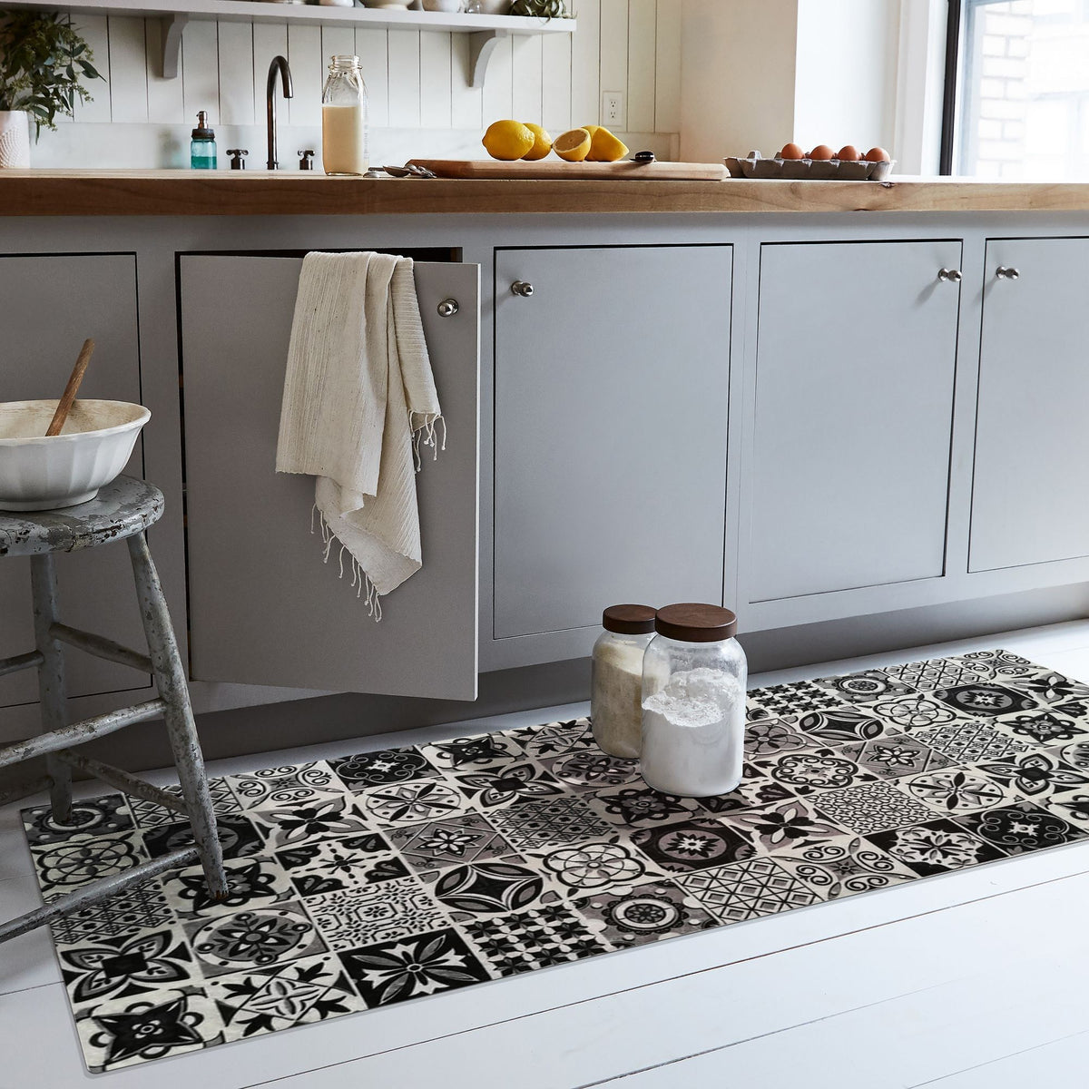 Tapis de Cuisine Carreaux de Ciment Black Dimensions - 90x130 – Qualité supérieure pour Maison, Appartement, Bureau – Style élégant et durable – Confort optimal, facile à nettoyer – Idéal salon et chambre