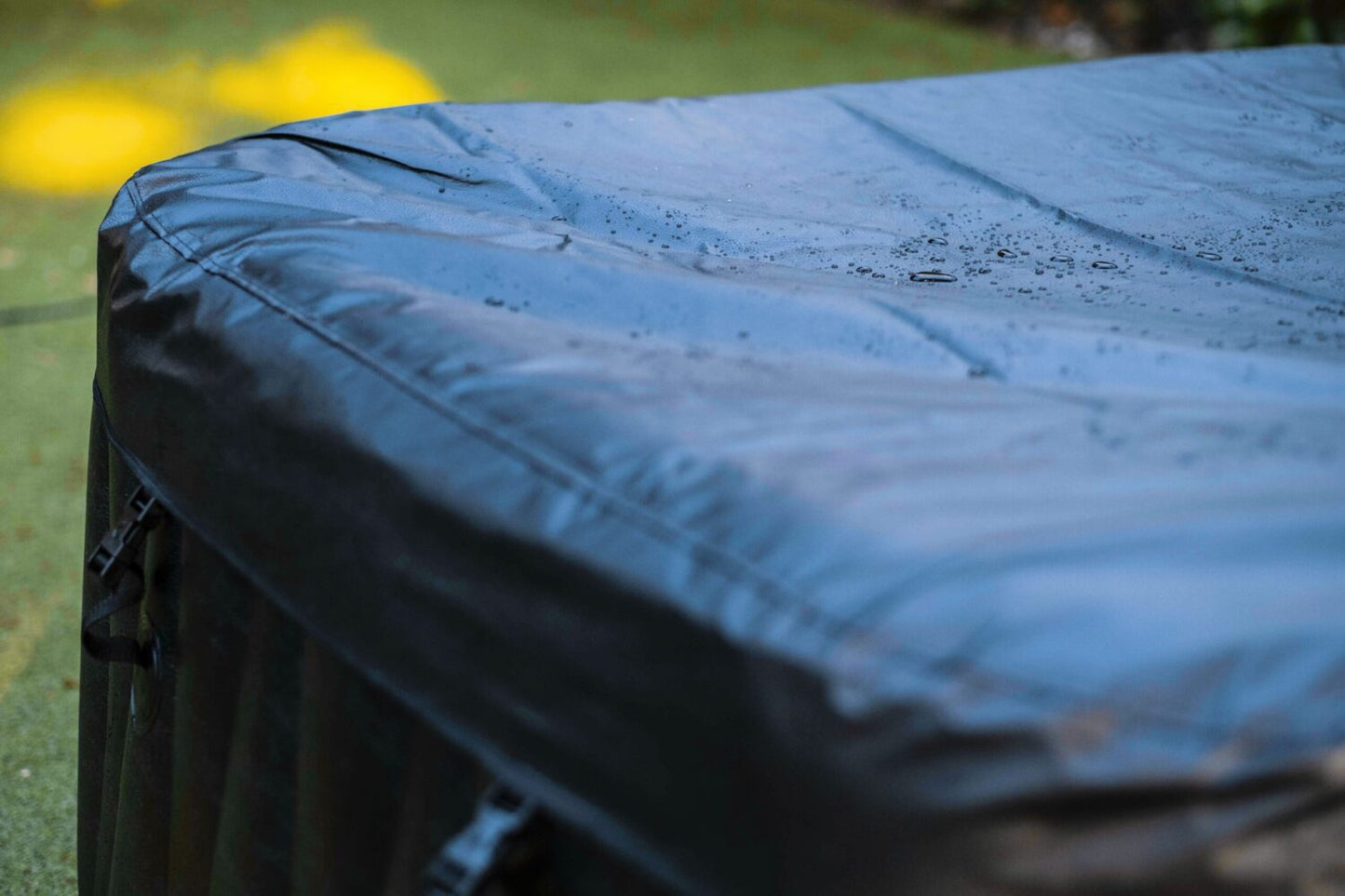 Spa Gonflable - 6 Places Carré - Filtre et Bâche Inclus | Confortable et Relaxant | 185 x 185 cm | Idéal pour la Détente en Famille ou entre Amis | Facile à Installer et à Utiliser | TRENDYFLAIR